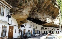 世界最“阴暗”的村庄，下雨竟不用带伞，有个问题成了村民的困扰