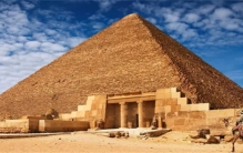 探寻古老文明：埃及金字塔中的谜团与传说