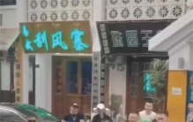 “泼水节被撕扯雨衣”女生：很崩溃 像耍流氓