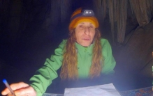 外媒：西班牙一女子挑战洞穴生活500天 刷新世界纪录