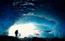 南极冰川下面有异象？科学家发现神秘洞穴，存在人类没见过的生命