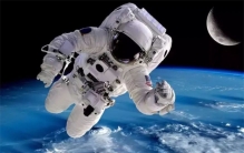 如果发生紧急情况，宇航员能从太空直接跳伞回到地球吗？