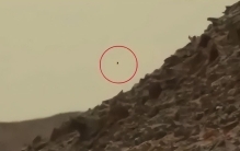 火星又出怪事！NASA拍到不明飞行物，被火星车发现后还不断移动