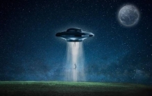 美公布最新疑似UFO视频：半透明状银色球体高空高速飞行