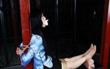 老虎凳是什么？中国近代的逼供刑具(美女老虎凳视频)