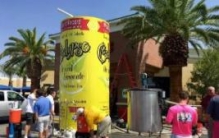 世界上最大杯的柠檬水：足足有三人高(重达3211加仑)