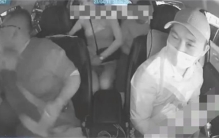 情侣亲密接触被制止 副驾驶男子发怒（亲密行为）