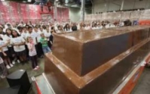 世界上最大的巧克力：重达5.57吨(只有敲碎才能食用)