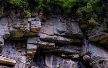 山西宁武的悬棺很是“诡异”，人们甚至可以从棺木缝隙中看到物品