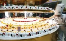 世界上最高最大的蛋糕：足足三层楼高(鸡蛋就用了百斤)