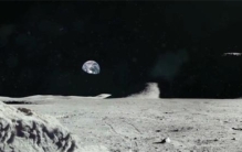 当阿波罗11号登陆月球时  陨石坑边缘挤满了UFO静静地注视他们