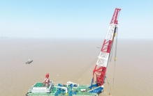 世界最长高速铁路跨海大桥首桩开打