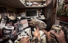 香港穷人住的棺材房 到底有多么拥挤（香港棺材房）