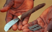 非洲最残忍的部落习俗 要被改变生理结构（改变结构）