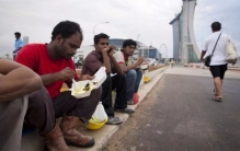 孟加拉国的高薪工作 一晚上能赚上百元（粪水淘金工）