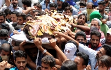 印度的奇怪葬礼宴席 邀请上千人吃饭（印度习俗）