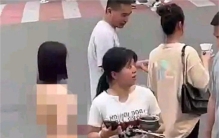 女子在广场上裸奔 居然是为了报复男友（感情问题）