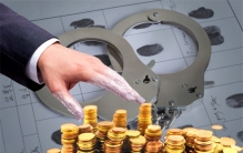 女子为了给儿子还赌债 挪用公司公款（只剩20元）