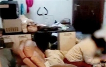 26岁女孩家里满是垃圾 装修工被吓到（垃圾房间）