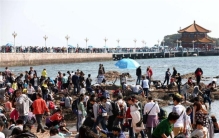 五一假期青岛栈桥挤满人 再现人从众模式