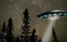 他把收集的三万份UFO资料捐给大学 其中有著名的“猎鹰湖”事件