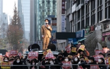 男子在韩国遭歧视 用3国语言进行反怼