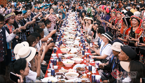 "世界最长的宴席"哈尼长街宴在云南墨江开席 - 社会 - 东亚金融网