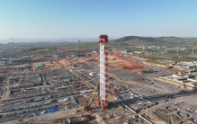全球最长丙烷丙烯分离塔吊装成功，“巨无霸”在烟台蓬莱站起来了