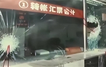 抢劫银行的罪犯 十几年后成为富豪（命运转换）