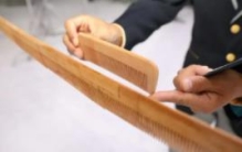 世界上最大的梳子：能为百名少女梳头(长度可达6米多)