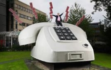 世界上最大的电话：重量远超亚洲象(需起重机才能接通)