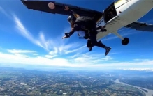 不携带降落伞的情况下 从飞机上跳入海里 会发生什么