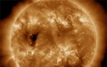 太阳上出现今年第二个“巨洞” 本周地球将遭受太阳风袭击