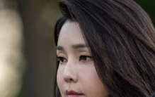 从陪酒女逆袭成韩国第一夫人，脸却肿成发面面头