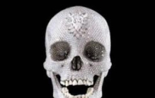 世界上最昂贵的奢侈品：镶8600颗钻的骷髅(卖7亿天价)