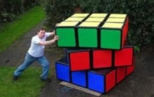 世界上最大的魔方：比成年人还高(重达100公斤)