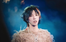 华晨宇罕见秀恩爱，与女友佩戴心形情侣项链，细节看出两人很相爱