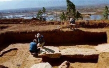 上世纪专家在湖北发现古墓群，出土三件文物，创造三个全新记录