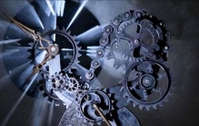 以光速离开地面一分钟，马上返回，到达地面后，地球上过了多久？