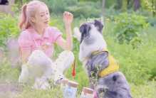 李小璐风波后正式复工，41岁染红发露肚脐，小腹凸起腰间赘肉抢镜