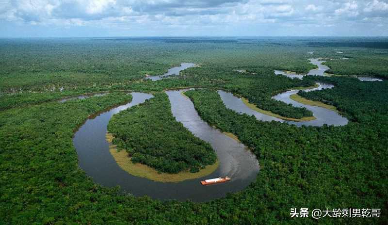 世界上最大的平原是亚马逊平原，面积达560万平方千米 