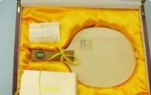 世界上最贵的乒乓球拍：镶嵌铂金钻石(底板高达数万元)