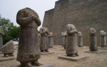 武则天守陵石像之谜，乾陵61尊人面石像无脑袋(毁于地震)