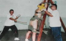 现存与世的残酷肉刑，新加坡鞭刑(实拍犯人受鞭刑视频)