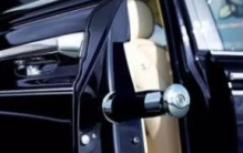 世界上最贵的雨伞：藏在劳斯莱斯的车门上(价值10万元)