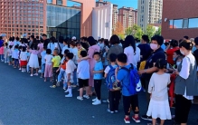 最难入学年 多地发布小学学位预警 义务教育入学压力大
