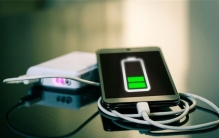 手机充电到100%再拔  原来我们都错了 正确充电可延长电池寿命