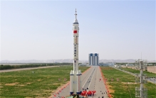 提前8天就位！长二F火箭垂直转运时间为什么经常波动？