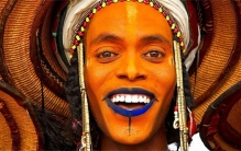 非洲沃达贝部落，女人可以拥有多名丈夫，男人浓妆艳抹才有人要