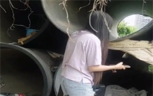 长腿美女睡到管道里 经常有男人围观（流浪大神）